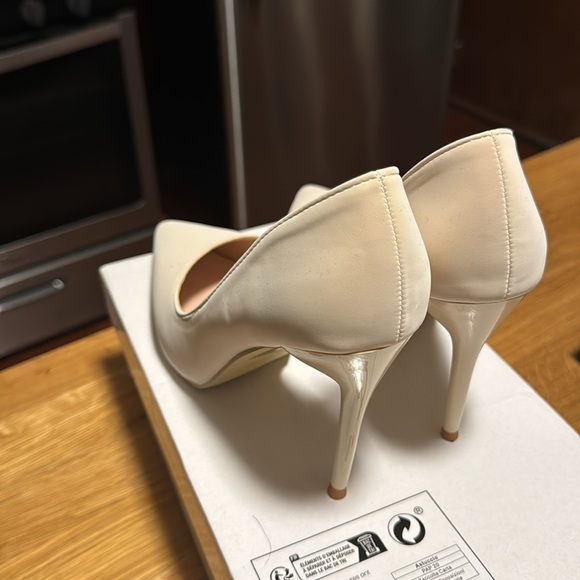 Just bought heels (don’t fit me) - Picture 3 of 4